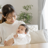 「手首抱っこ症」産後の手首や親指の痛みはなぜ？原因と対策をわかりやすく解説